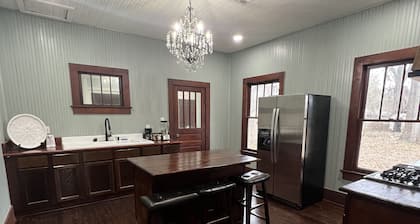 Craftsman Home on 3 acres with live oaks lots of space for gatherings