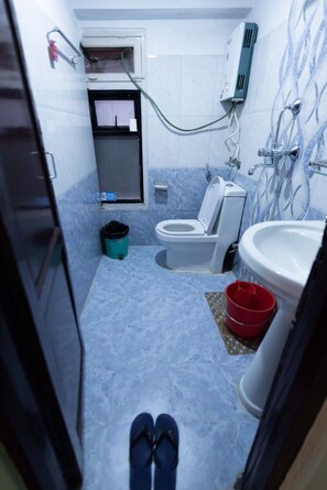 Family Room | Bathroom | Shower, rainfall showerhead, hair dryer, slippers - Yeti Cozy Hotel (Kathmandu)