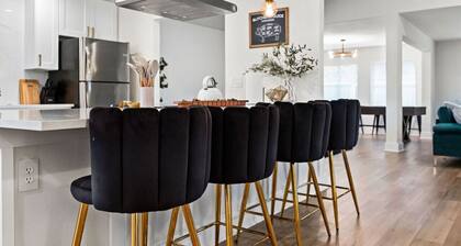 Spacious 6 Bed House| Airport | Pet-Friendly | AFB