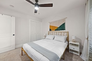 6 室のベッドルーム、デスク、アイロン / アイロン台、旅行用ベビーベッド