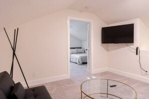 6 bedrooms, desk, iron/ironing board, travel cot