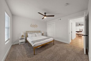 6 habitaciones, escritorio y tabla de planchar con plancha 