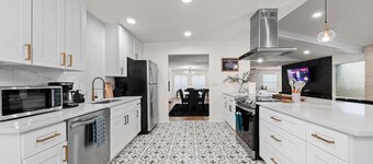 Spacious 6 Bed House| Airport | Pet-Friendly | AFB