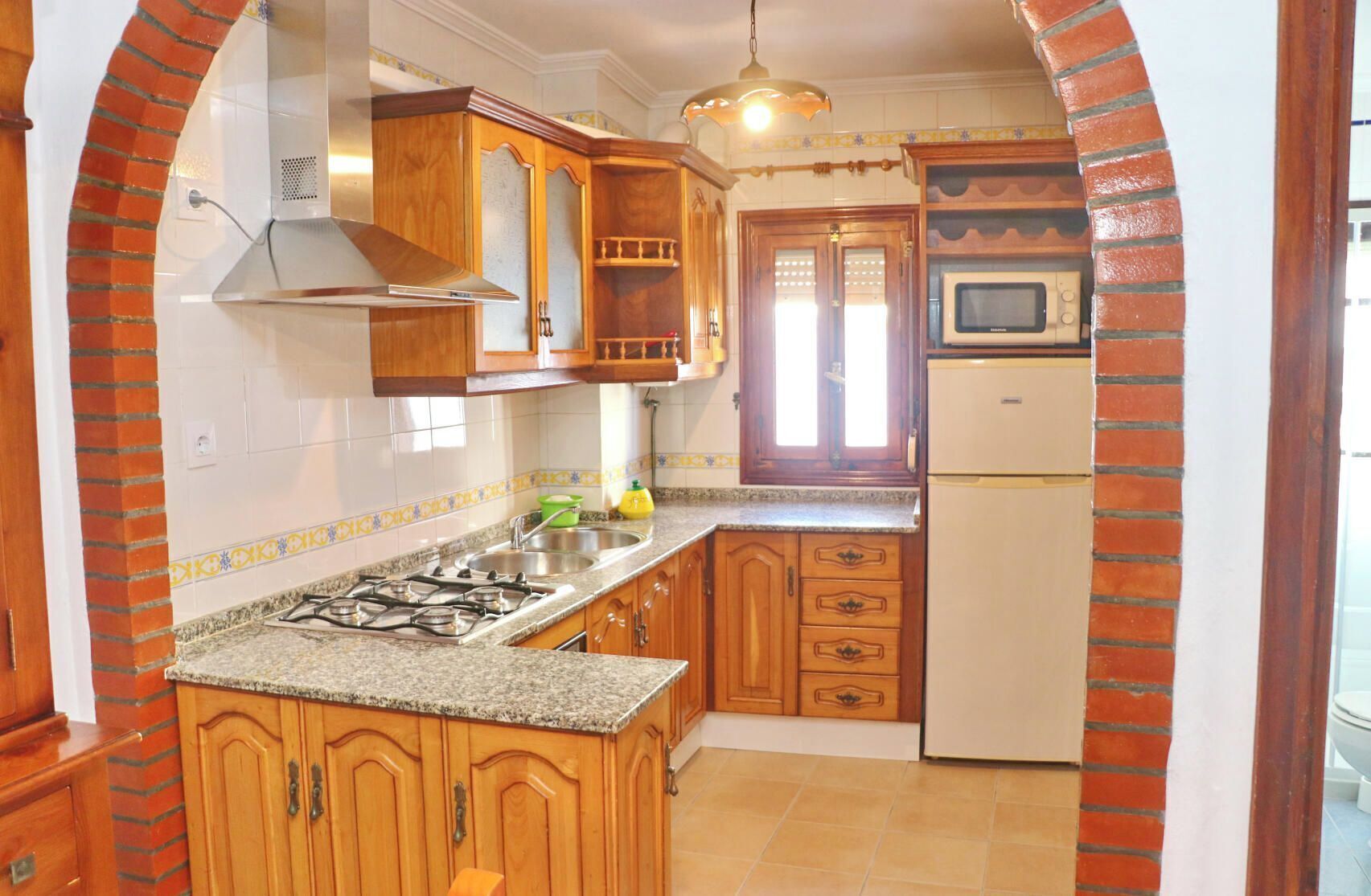 Frigorífico, microondas, horno y cafetera o tetera