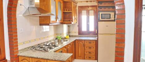 Réfrigérateur, micro-ondes, four, cafetiÚre/bouilloire