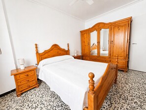 2 bedrooms, bed sheets - Apartment El Arco, in Conil. (Conil)