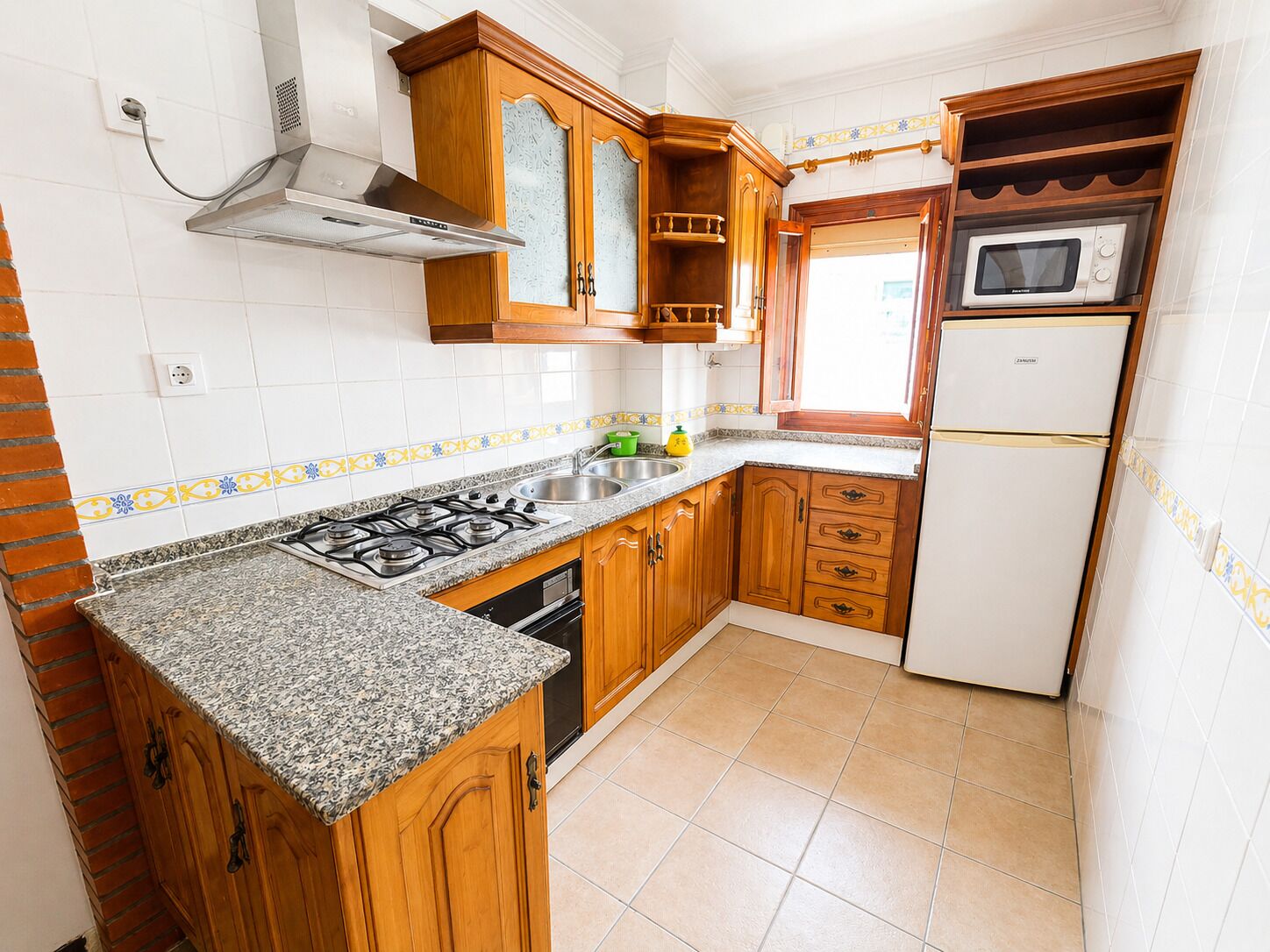Refrigerador, microondas, horno y cafetera y tetera 
