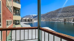 Een balkon met uitzicht op een meer en bergen.
