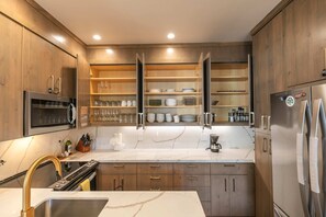 Kjøleskap, mikrobølgeovn, ovn og kokeplater