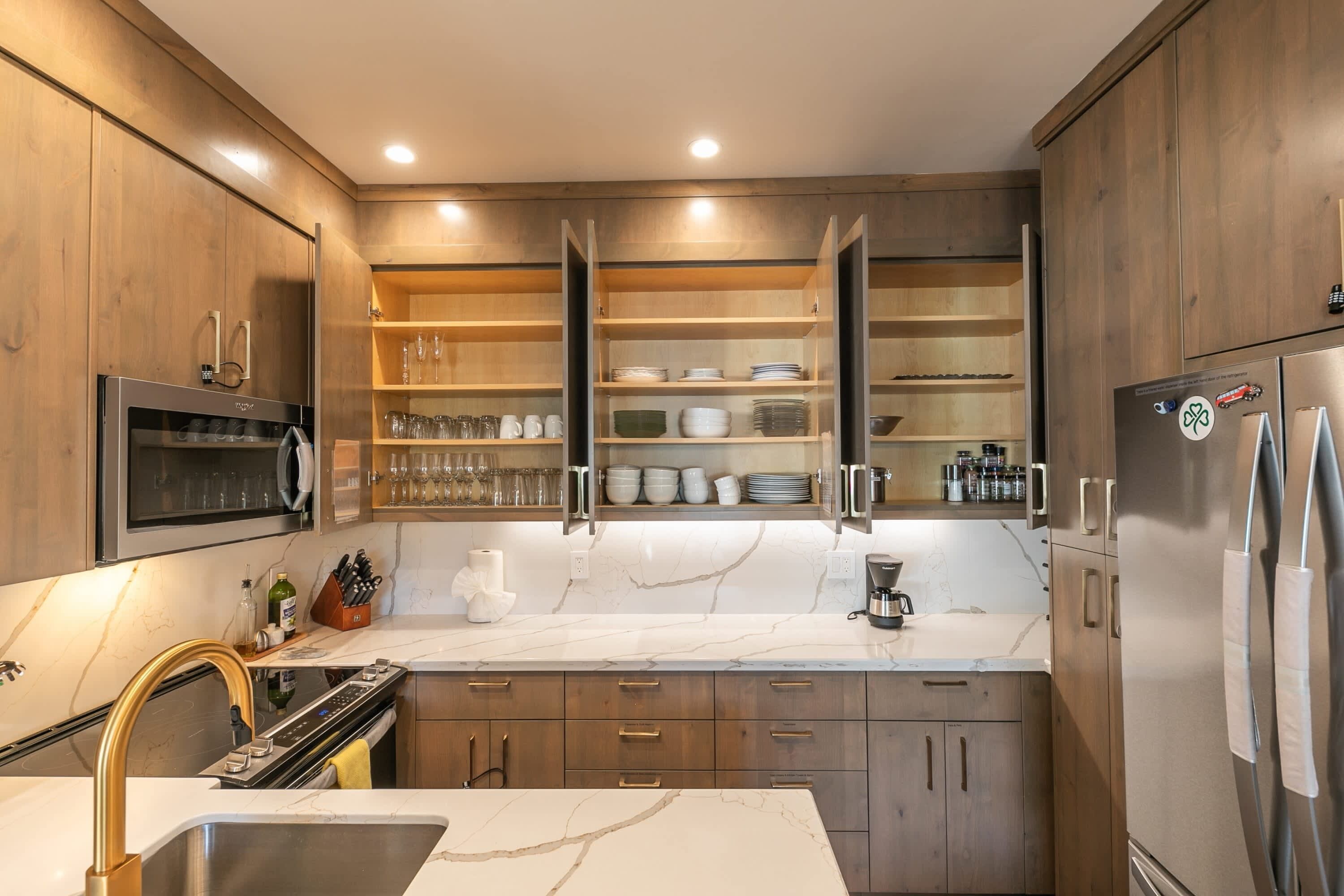 冷蔵庫、電子レンジ、オーブン、コンロ