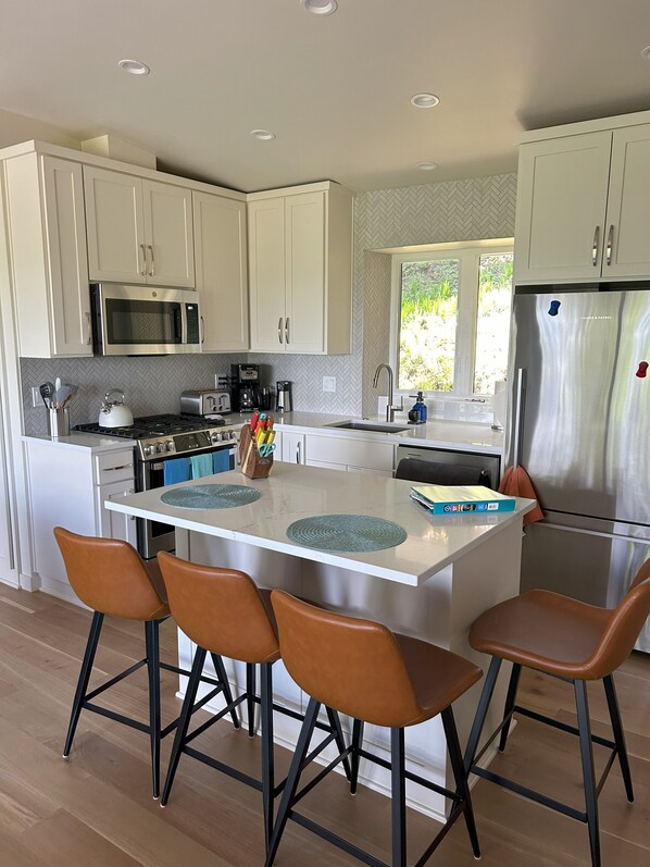 Réfrigérateur, four à micro-ondes, un four, surface de cuisson