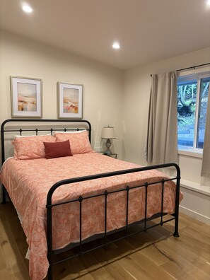 2 slaapkamers, een strijkplank/strijkijzer, reisbedje, gratis wifi