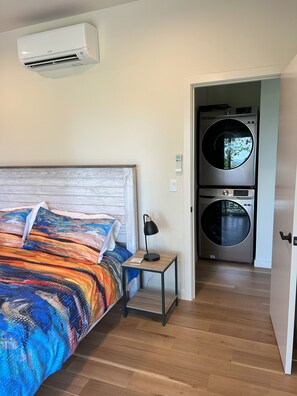 2 habitaciones, tabla de planchar con plancha y cuna de viaje