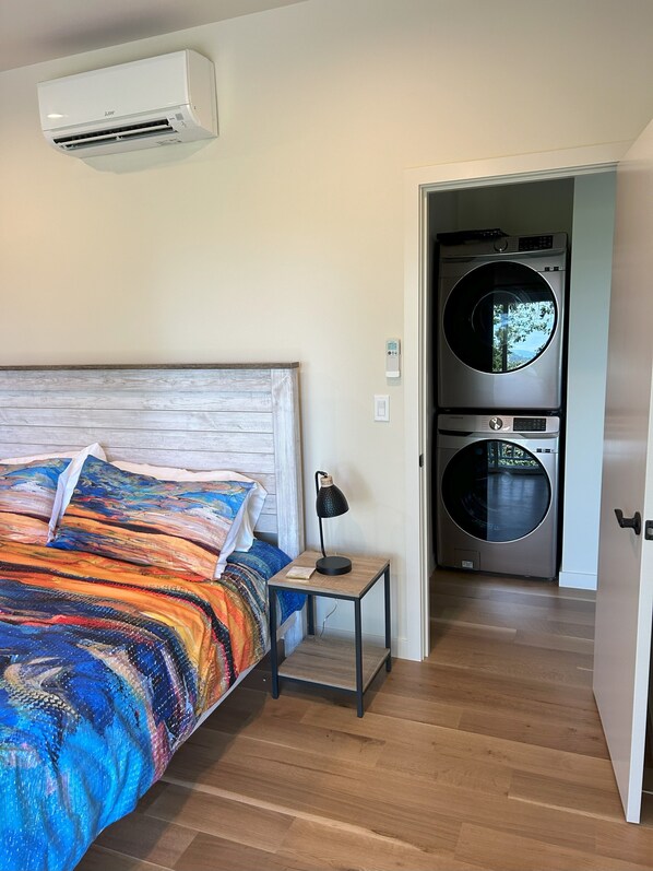 2 habitaciones, tabla de planchar con plancha y cuna de viaje 