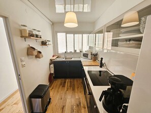 Kjøleskap, mikrobølgeovn, ovn og kokeplater