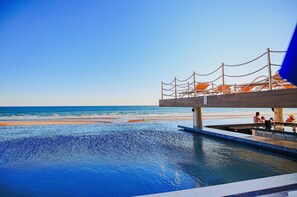 Vlak bij het strand, ligstoelen aan het strand, strandlakens