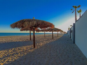 Playa en los alrededores, camastros y toallas de playa