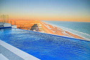 Een buitenzwembad, een verwarmd zwembad