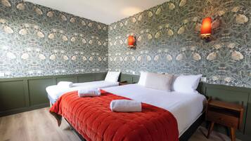 Klassieke driepersoonskamer | Geluiddichte muren, gratis wifi, beddengoed