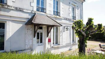 Vista frontal de la propiedad