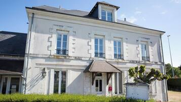 Vista frontal de la propiedad