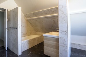 Chambre Classique | Salle de bain | Baignoire, serviettes fournies