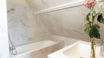 Family Suite | Bathroom | Bathtub, towels