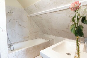 Familie suite | Badkamer | Een bad, handdoeken