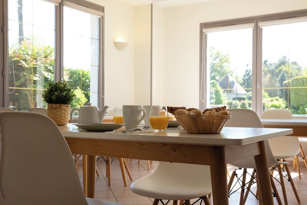 Petit déjeuner continental (12 EUR par personne)