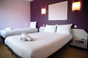 Chambre Triple Classique | Chambres insonorisées, Wi-Fi gratuit, draps fournis