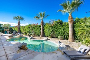 Una piscina al aire libre, una piscina climatizada