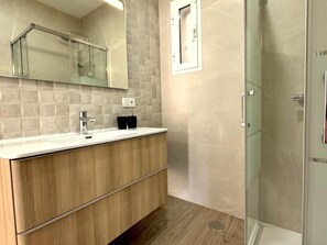 Dusche, Haartrockner, Handtücher
