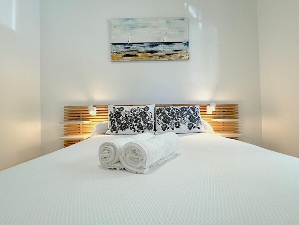 2 عدّة غرف نوم ومكواة/لوح كي وخدمة الإنترنت وملاءات أسرّة