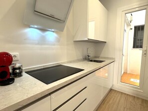 ثلاجة، ميكروويف، غسالة أطباق، ماكينة لصنع القهوة/الشاي