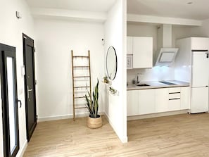 Frigorífic, microones, rentaplats i cafetera i tetera