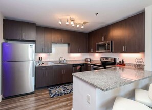 Kjøleskap, mikrobølgeovn, ovn og kokeplater