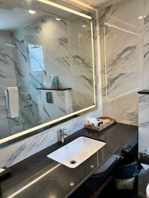 Premium-Doppelzimmer | Badezimmer | Hausschuhe, Handtücher