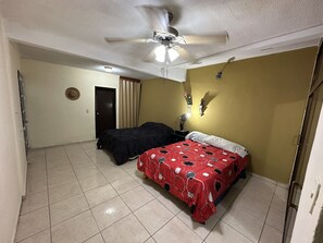 4 bedrooms, iron/ironing board, WiFi