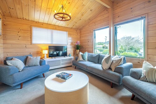  located in the heart of Oneroa, landscaped garden and 5 minute's walk to beach