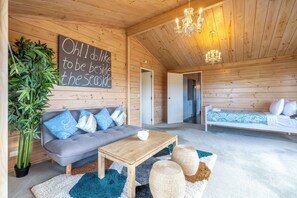 Interior -  located in the heart of Oneroa, landscaped garden and 5 minute's walk to beach (Waiheke Island)
