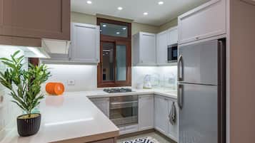 Geladeira, micro-ondas, fogão, cooktop