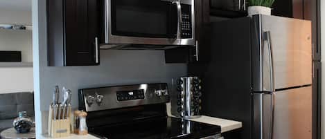 Frigorifero, microonde, forno, piano cottura