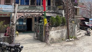 Un bâtiment doté d’un balcon et d’un mât sur lequel sont hissés des drapeaux.