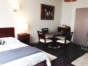Basic Triple Room | Free WiFi - Maison du Chatelain - Zoo de Beauval (Saint-Aignan)