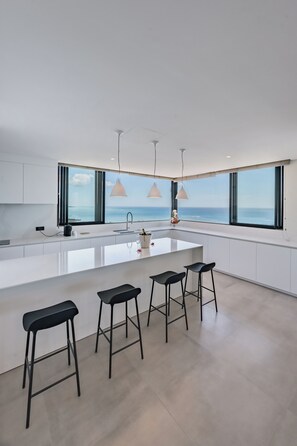 Refrigerador con freezer, microondas, horno, lavavajillas