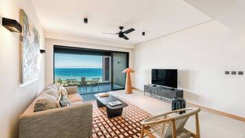 Legend Suite with Oceanview | Zona de estar | Smart TV de 50 pulgadas con canales por cable