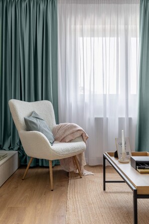 豪華公寓, 1 張加大雙人床及 1 張梳化床, 露台, 城市景 | 客廳 | 42 吋智能電視連有線電視頻道、Netflix、串流服務