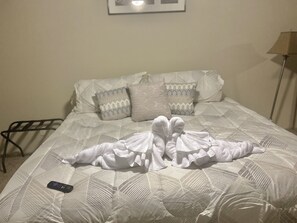 1 habitación, escritorio, tabla de planchar con plancha y cuna de viaje 