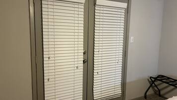 1 chambre, bureau, fer et planche Ă repasser, lit parapluie