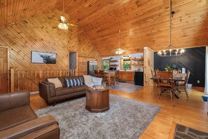 Smart TV, fireplace, video games, table football - Mountain View, HotTub, Pet-Friendly, FirePlace, GameRoom, BBQ, 4min to Downtown (Maggie Valley)